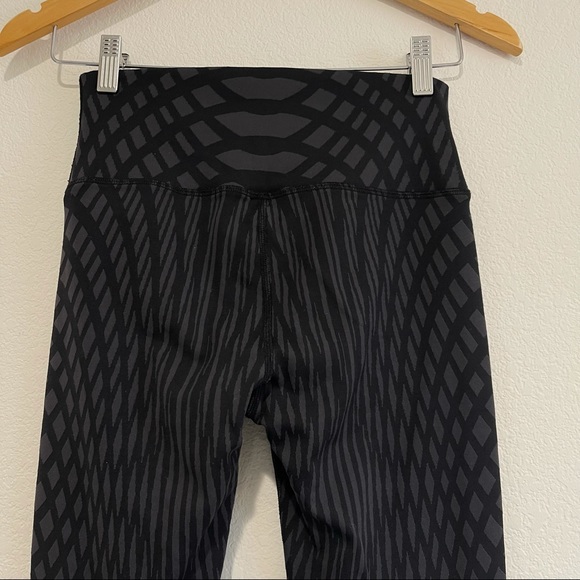 ALO YOGA Airbrush Engineered Print Leggings Size S - Picture 8 of 9